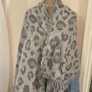 Collectionsightsee large wrap shawl gray cheetah